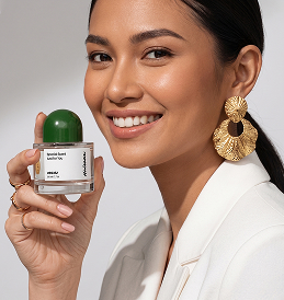 Model memegang botol parfum Hairoem 50ml