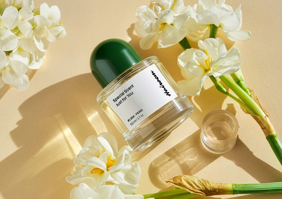 Botol parfum Hairoem di antara bunga