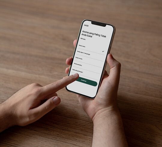 Mengisi kuesioner Hairoem lewat ponsel